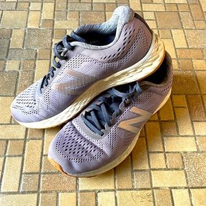 Like new women’s New Balance sneakers size 8